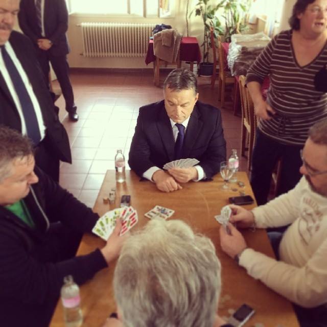 Csúnya lenyúlás Orbán Viktor ultizós fotója