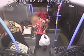 Videó egy buszon alvó ember kifosztásáról