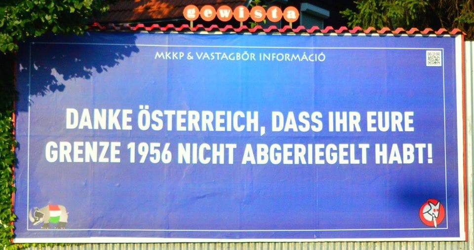 Fotó: Ezzel az óriásplakáttal üzent a bécsieknek a Kétfarkú Kutya Párt
