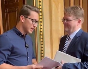 Ajándék színházjegyeket kaptak a fideszes képviselők Karsai Dániel darabjára a Momentumtól