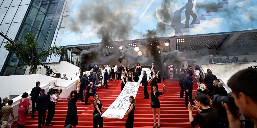 Füstbombákkal borították be a cannes-i vörös szőnyeget