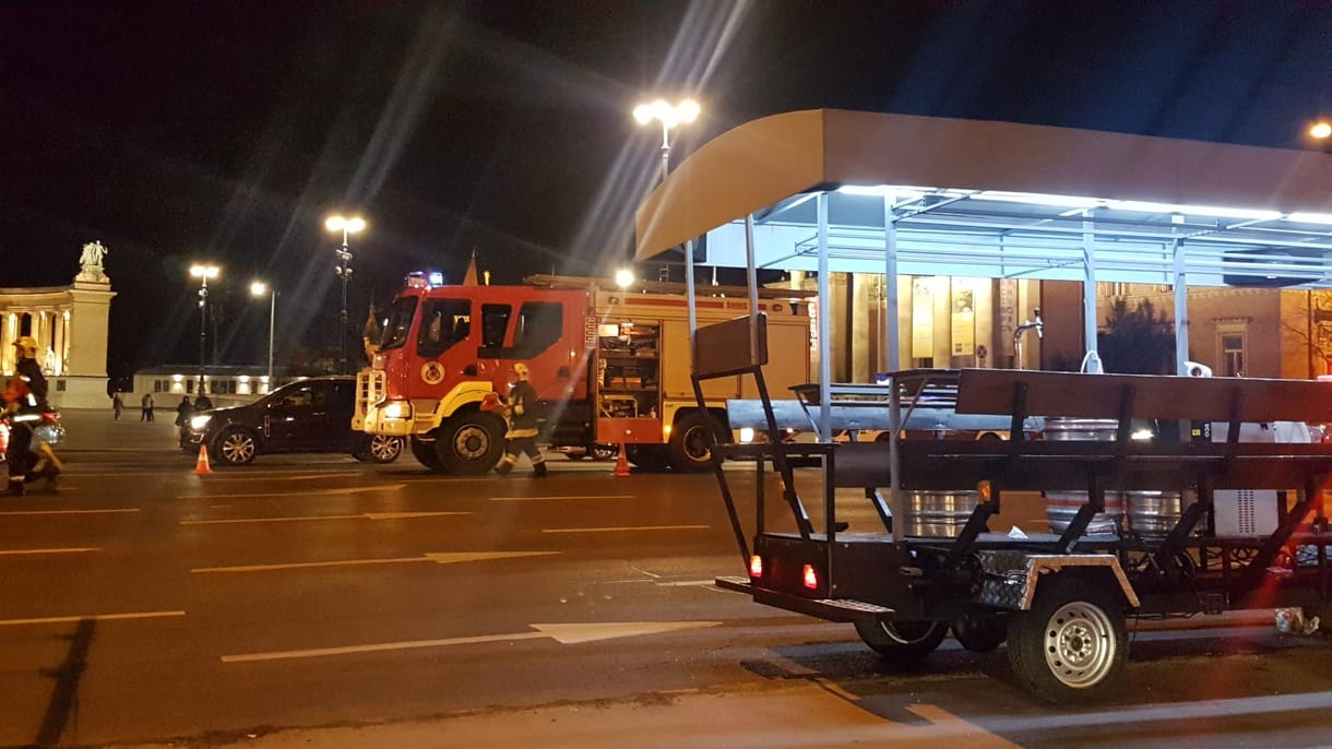 Sörbringa karambolozott a Hősök terénél - fotó