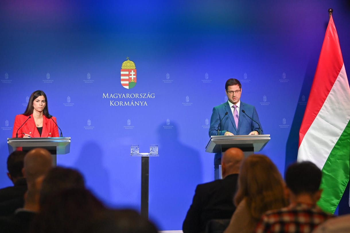 Robbant a cukiságbomba a kormányinfón: Boldog születésnapot a kormányszóvivőnek!