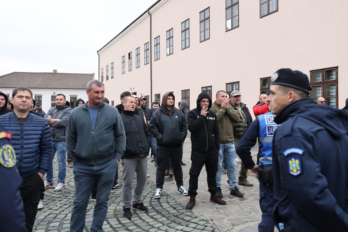 Nyolc embert azonosított Magyar Péter nagyváradi ellentüntetői között Viastein-dolgozóként a 444
