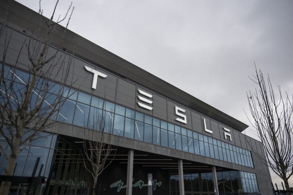 A közel-keleti eszkaláció miatt két hétre leállította a gyártást a Tesla német gigagyára