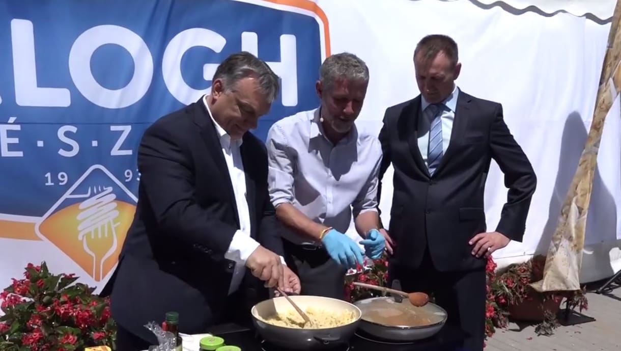 Videó: Orbán Viktor kétkezi munkára adta a fejét, meg is tapsolták érte