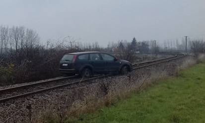 A nap fotója: egy sínre keveredett Ford bénította le a debreceni vasútvonalat