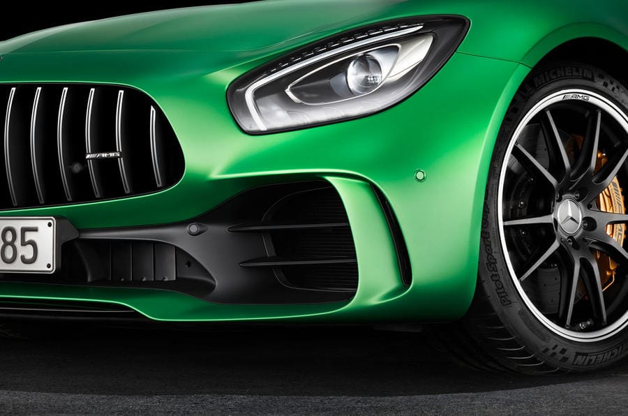 Megérkezett a vadállat: 585 lóerőt kapott a Mercedes-AMG GT R