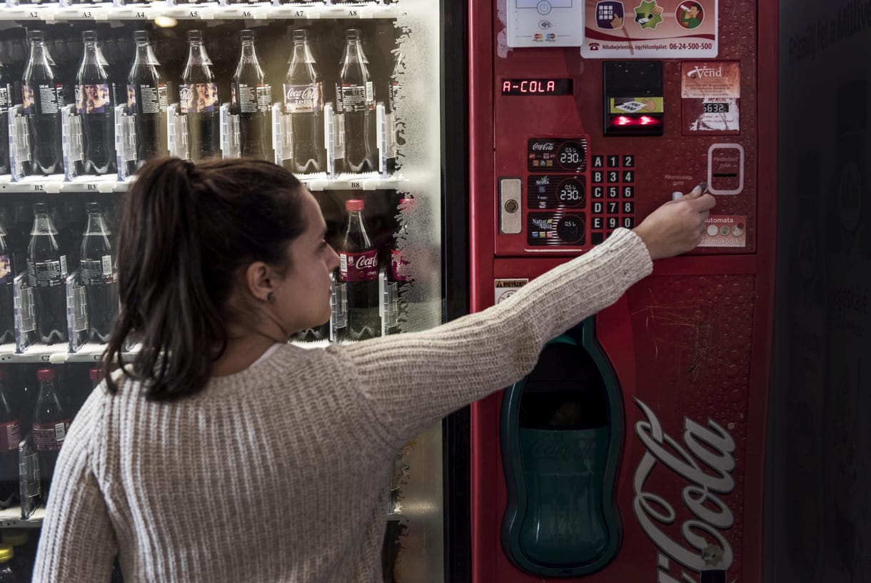 Sorra halnak le az italautomaták, miután bekötötték őket a NAV-hoz