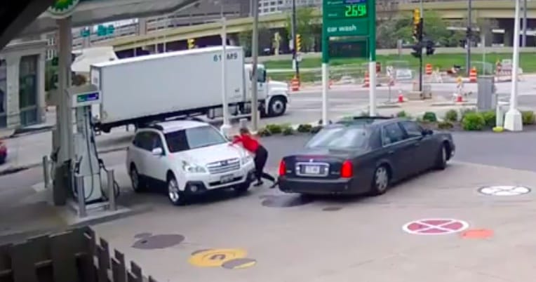 El akarták lopni a nő kocsiját, de nem hagyta magát – videó