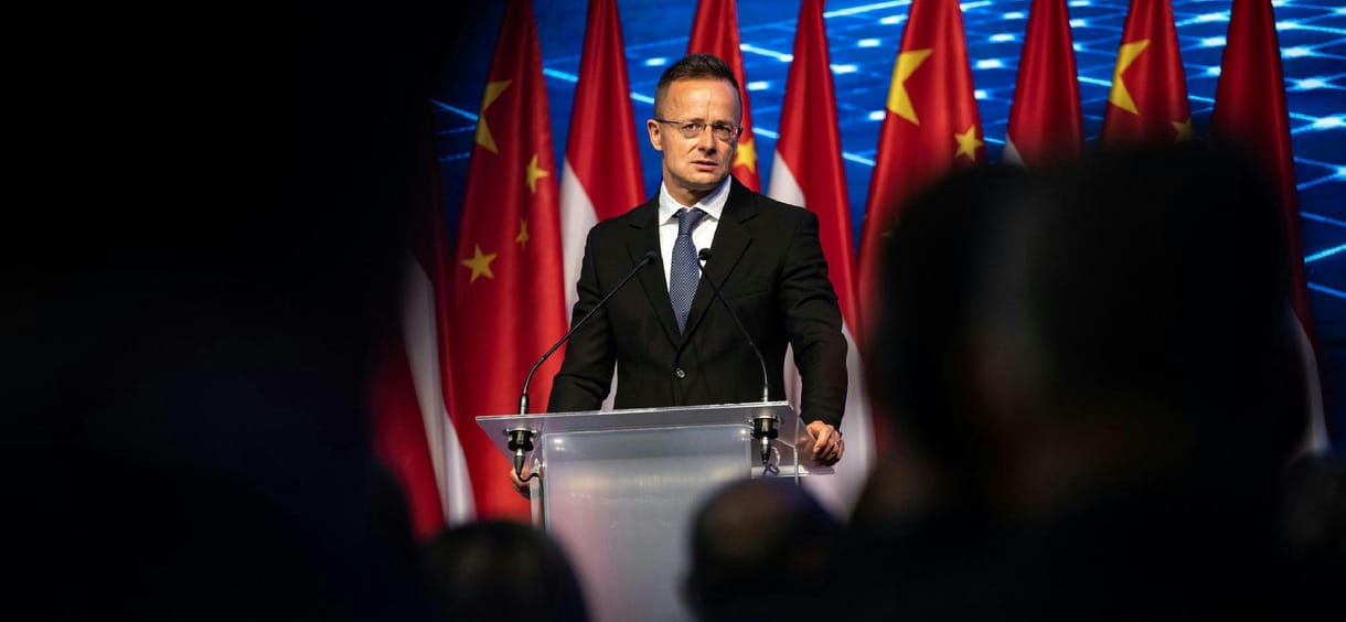 Szijjártó egy Putyin-portré alatt egyeztetett az orosz külügyminiszterrel