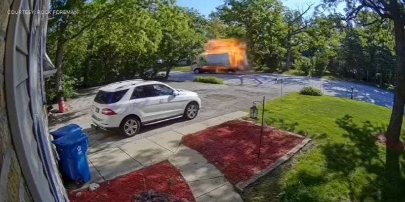 Darabokra tépte a robbanás a költöztetőautót, amikor felrobbant benne egy gázpalack – videó