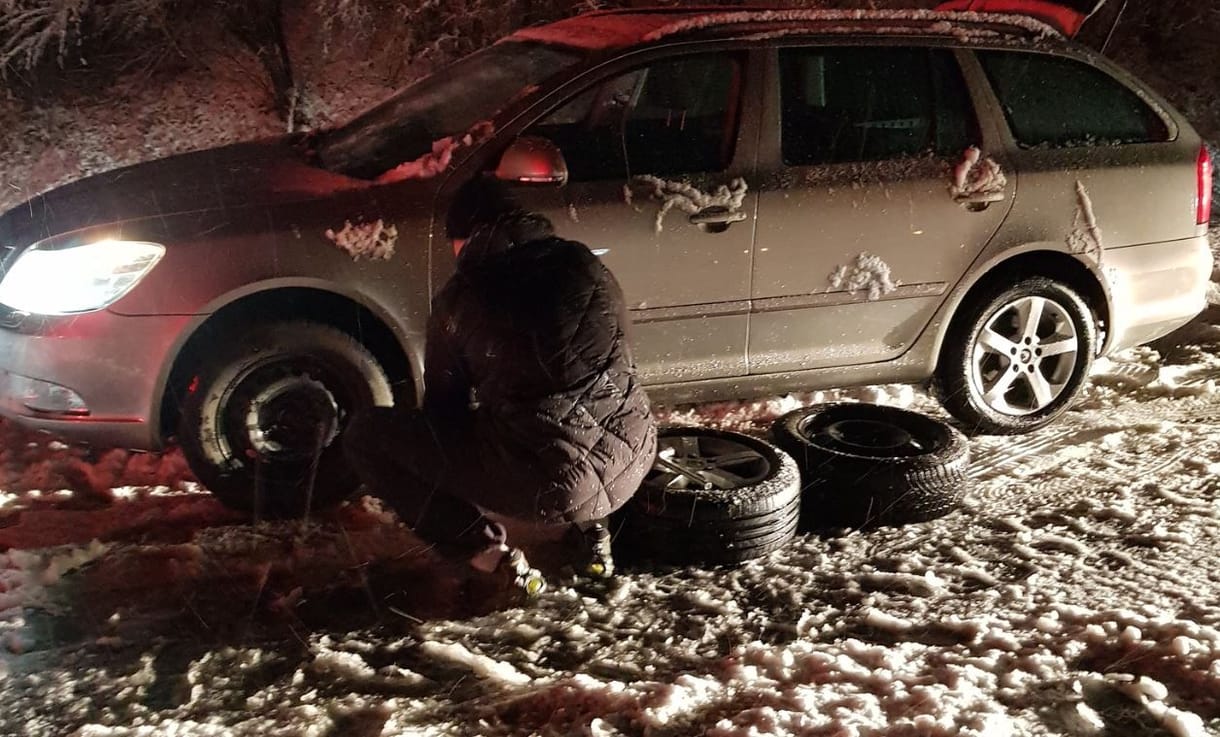 Fotó: Az autópálya leállósávjában, a hóban állt neki a téli-nyári kerékcserének egy sofőr