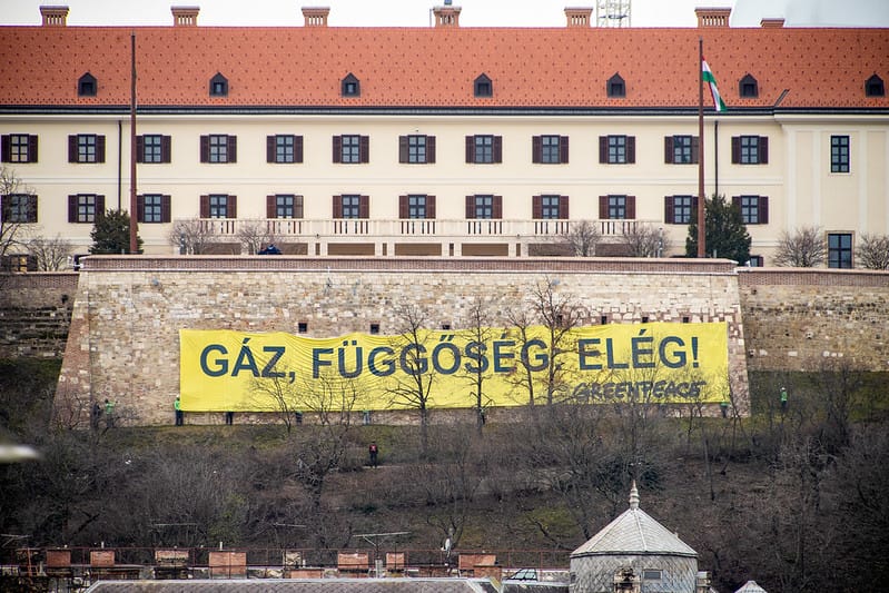 Orbán erkélyénél üzent a Greenpeace a kormánynak