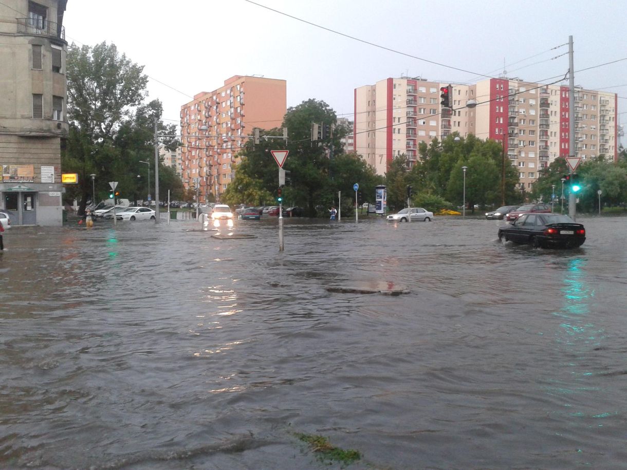 Fotók: Tengerré változott reggelre Angyalföld főtere