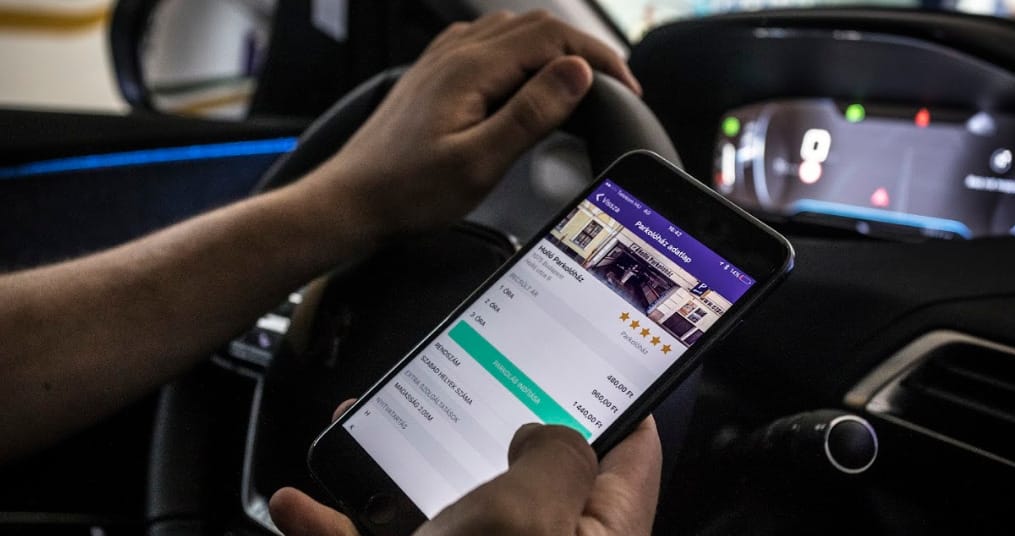 Az autósok harmada éppen parkolóhelyre vadászik Budapesten