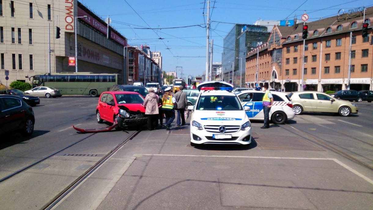 Fotó: baleset okozott óriásdugót az 1-es villamos vonalán