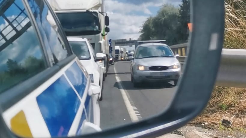 Tucatszámra fogták a leállósávon dugót előző autósokat a rendőrök - videó