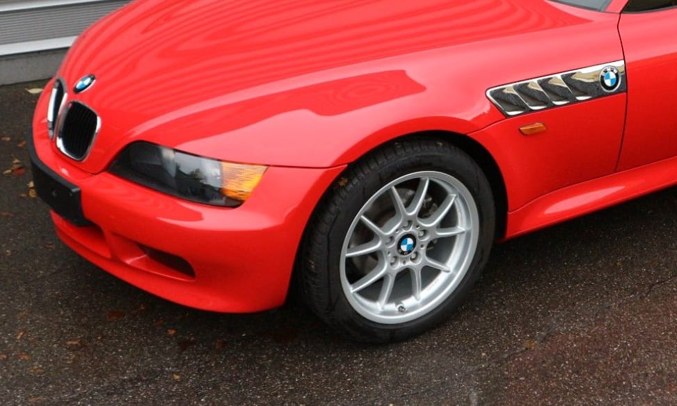 Piros kis élményautó: 27 évesen szinte új BMW Z3 került eladósorba