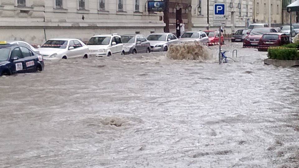 Fotók: derékig ér a víz a Bem térnél