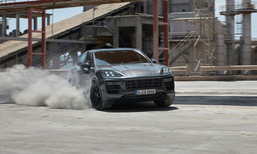 Zöld rendszám és biturbó V8: 739 lóerős a valaha készült legerősebb Porsche SUV, az új csúcs Cayenne