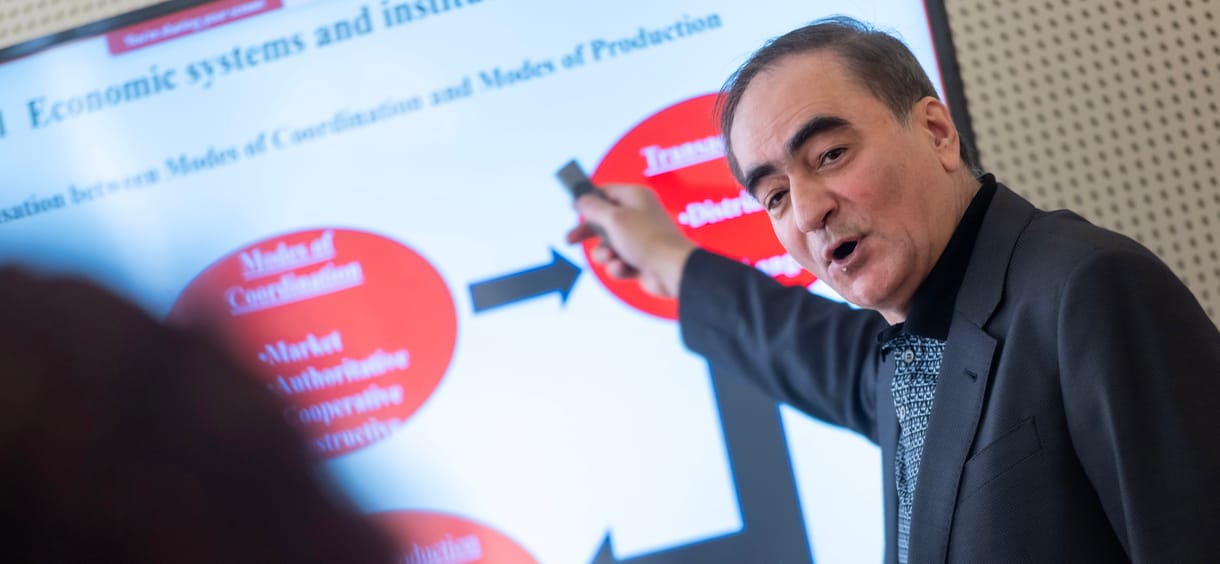 Mehrdad Vahabi közgazdász: Magyarországon politikai kapitalizmus van, a profitot ragadozó módon szerzik
