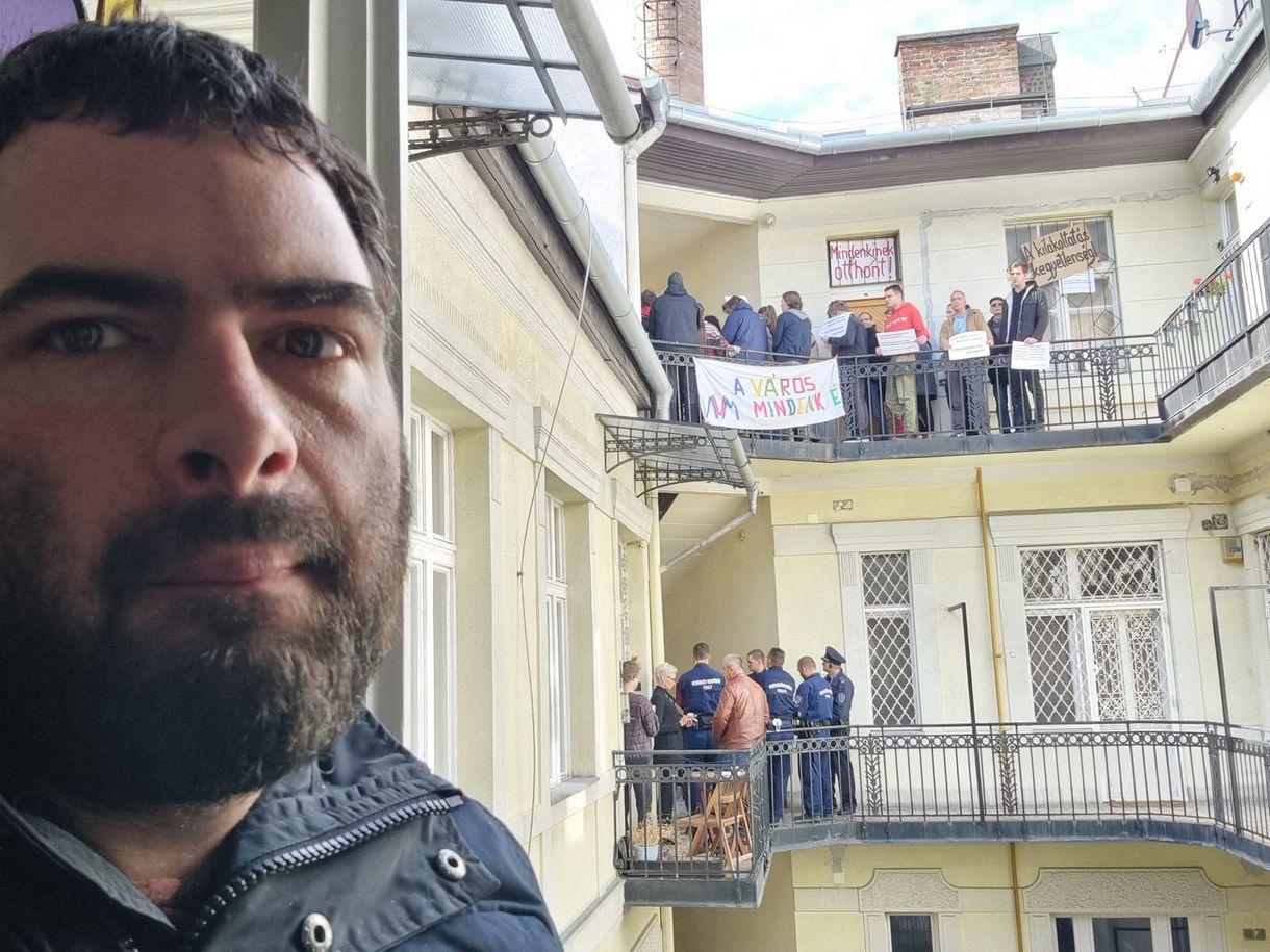Országgyűlési képviselőket rángattak el a rendőrök egy kilakoltatás elleni tiltakozó akcióról