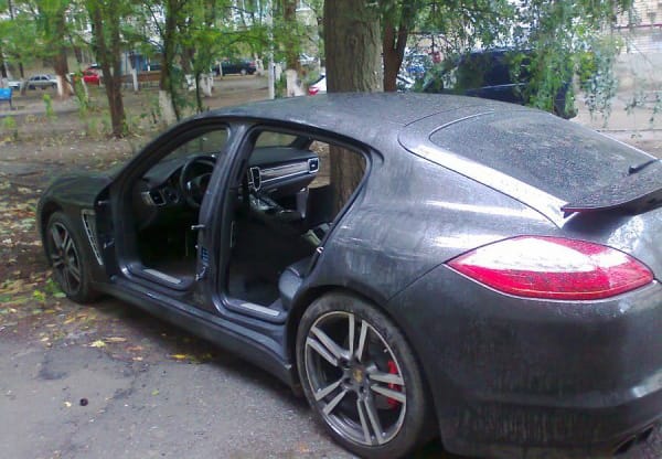 Szétlopták a parkolóban álló Porsche Panamerát - fotók