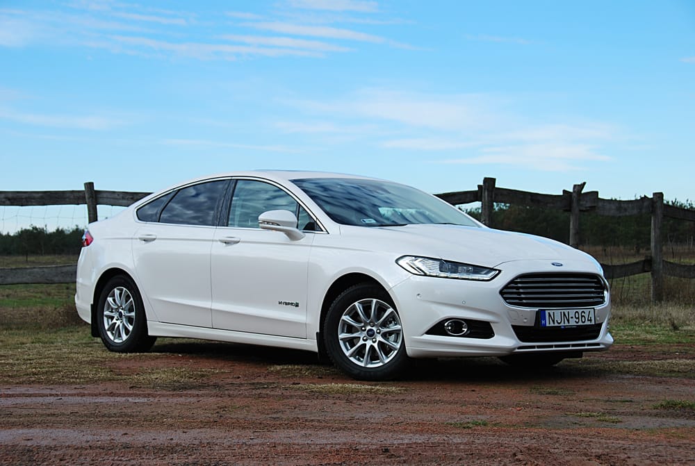 Ford Mondeo Hybrid-teszt: cégautók közt a fehér holló