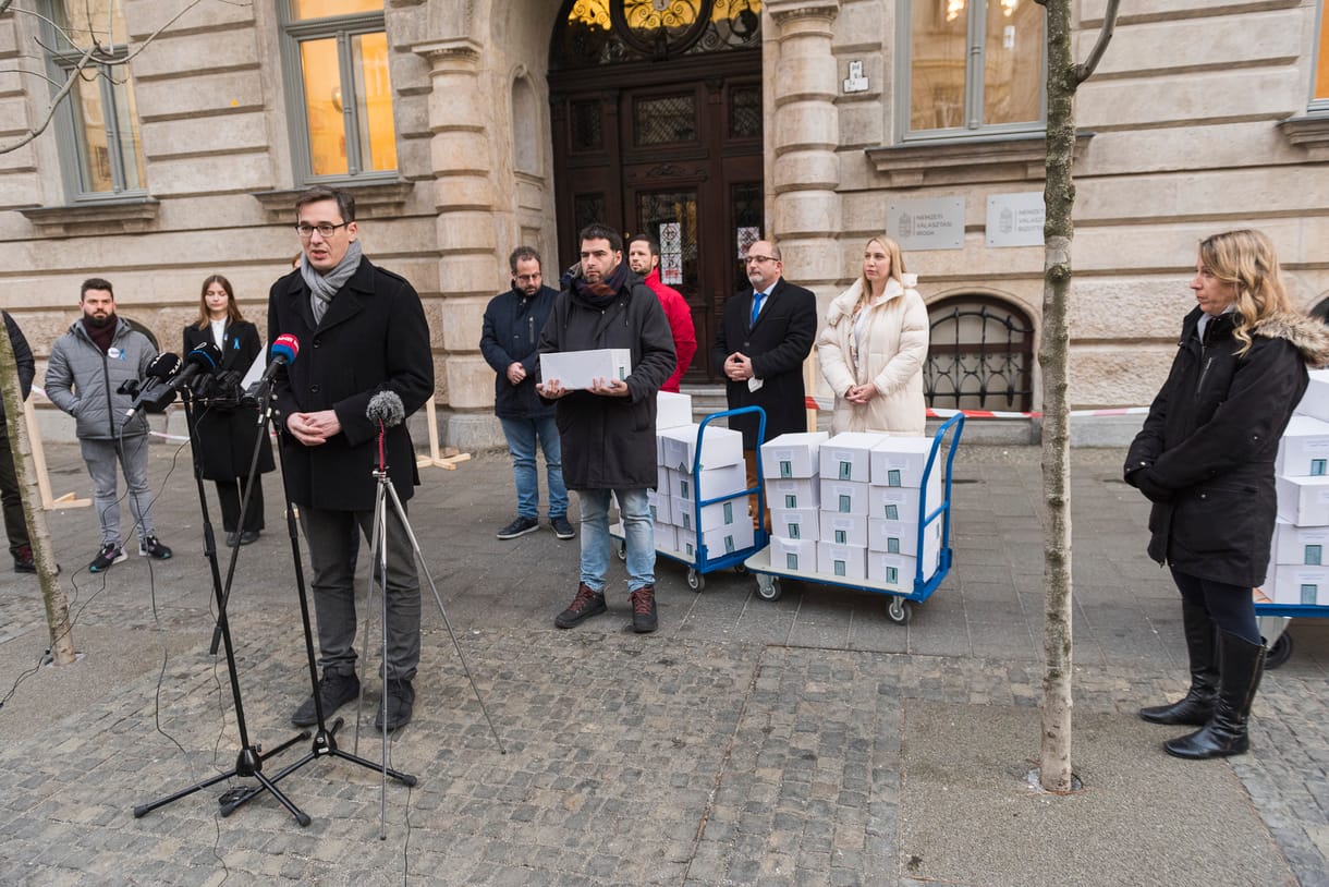 ATV: Már több mint 45 ezer aláírást gyűjtöttek az ellenzéki pártok a népszavazási kérdések mellett