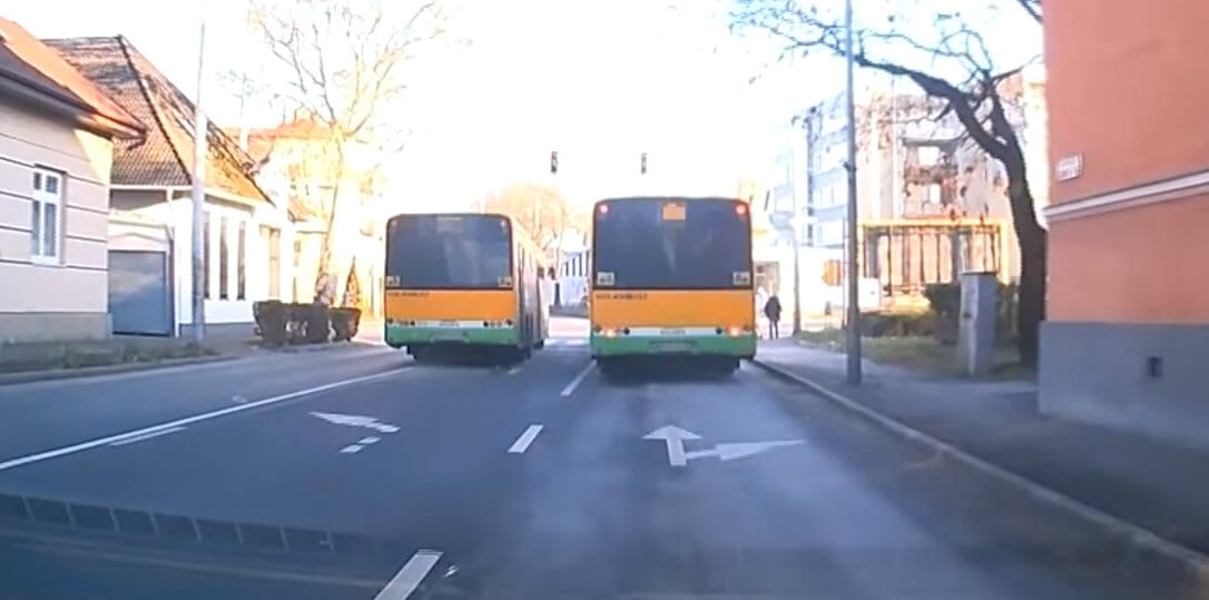 Úgy húzott át a Volánbusz a piroson, hogy rossz nézni – videó
