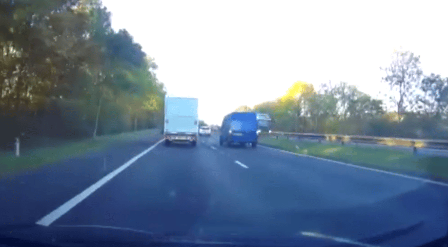Sok közúti őrültet láttunk már, de ez külön kategória - videó