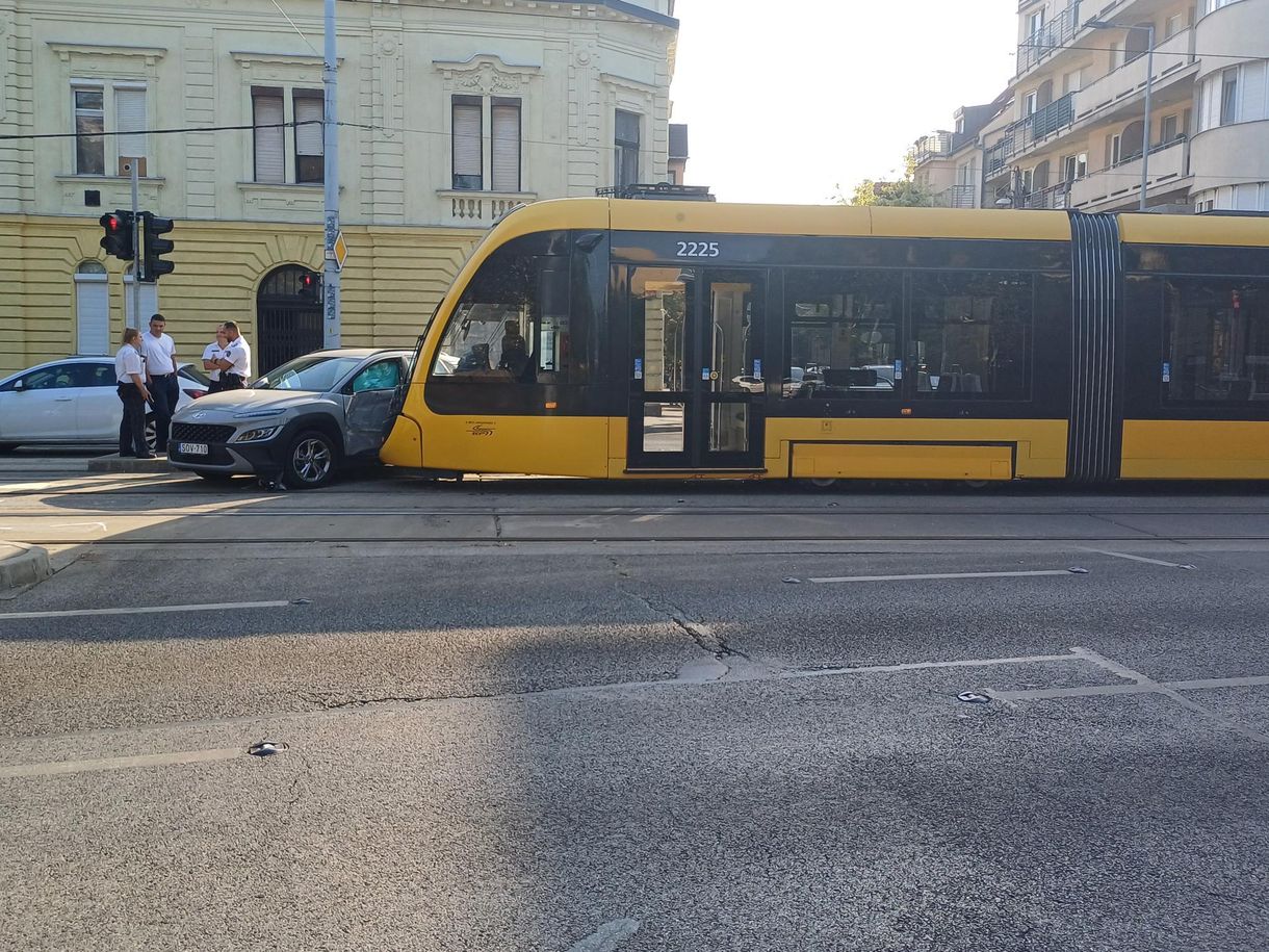 Villamos ütközött autóval Budán, leállt a 19-es, 41-es és 17-es fonódó villamos