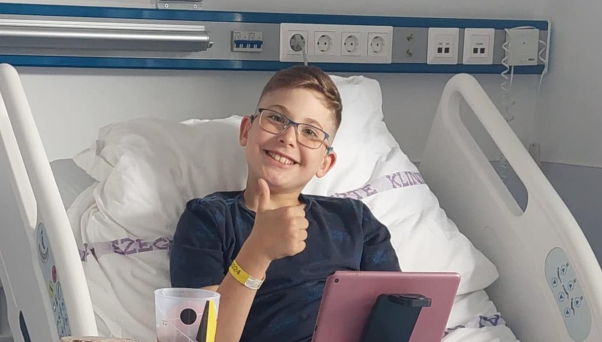 Ő itt a 11 éves Lóránd, aki a világon elsők között kapta meg Szegeden az implantátumot, amivel visszakaphatja a hallását