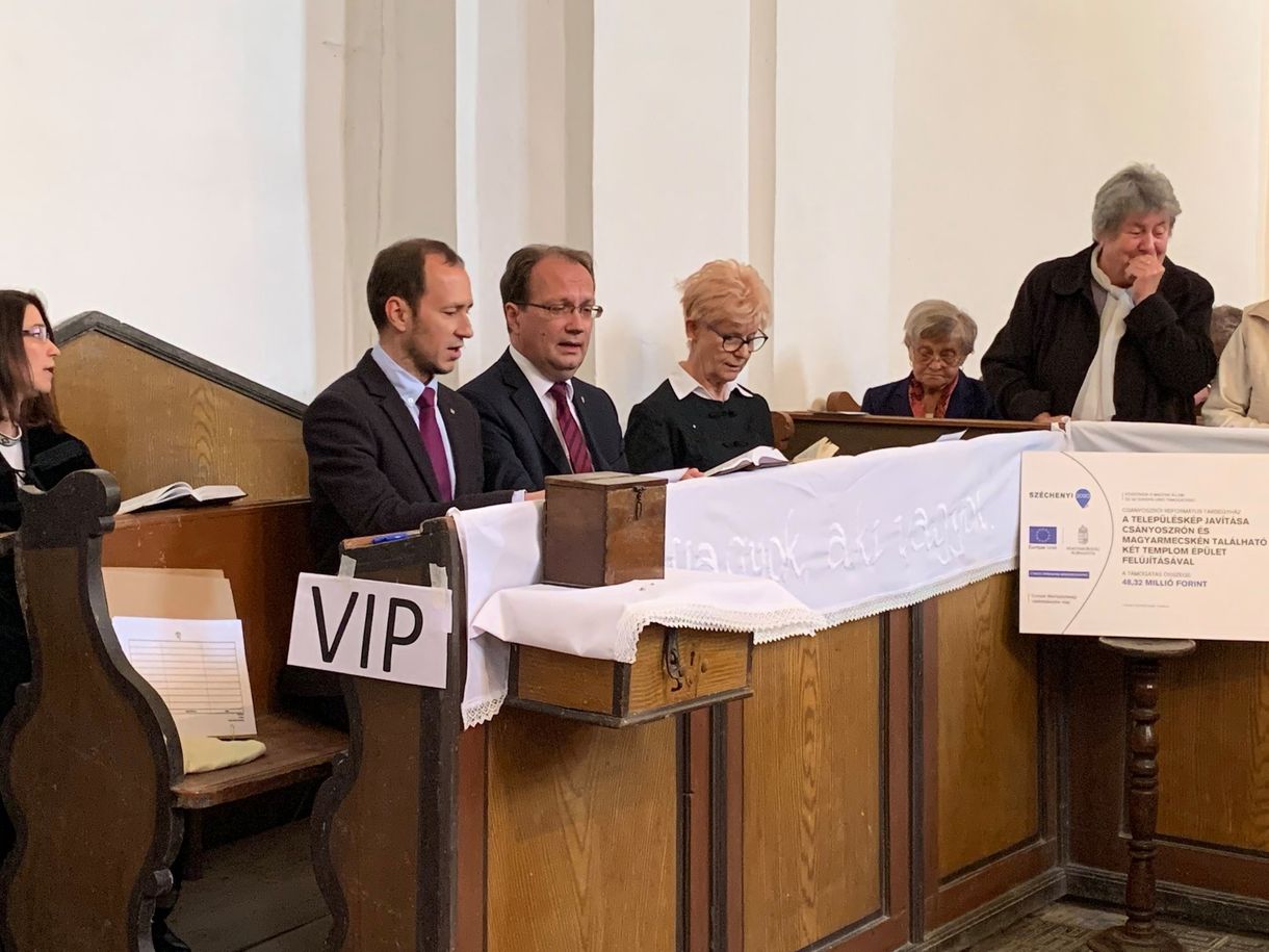 Fotó: VIP-padba ültek a fideszes politikusok a templomban