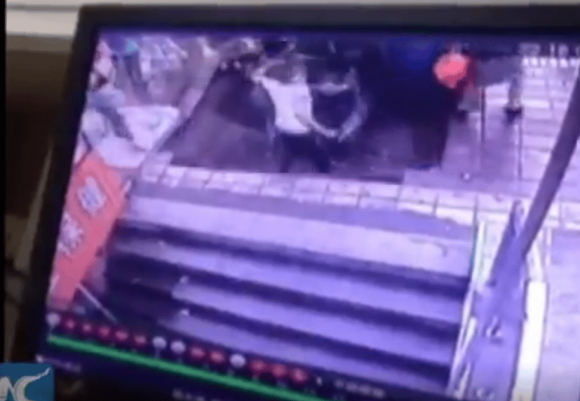 Félelmetes videón szakad be a járda a kínai járókelők alatt