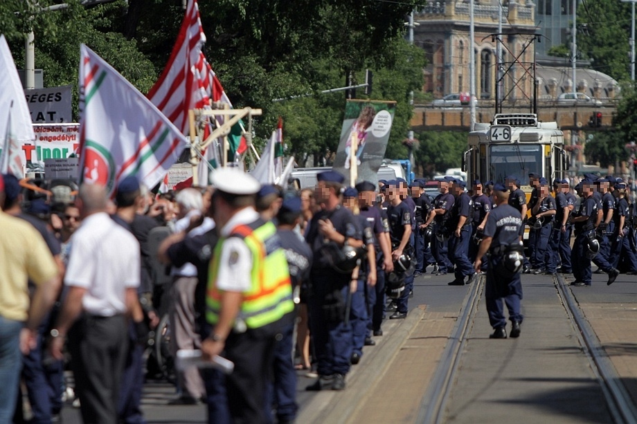 Fotó: Orbán háza felé tartanak a tüntető devizahitelesek