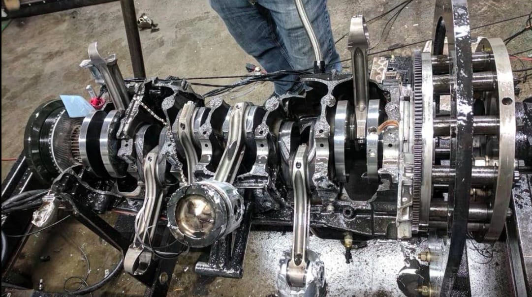 Felrobbant a 2000+ lóerős motor, semmi sem maradt belőle – videó