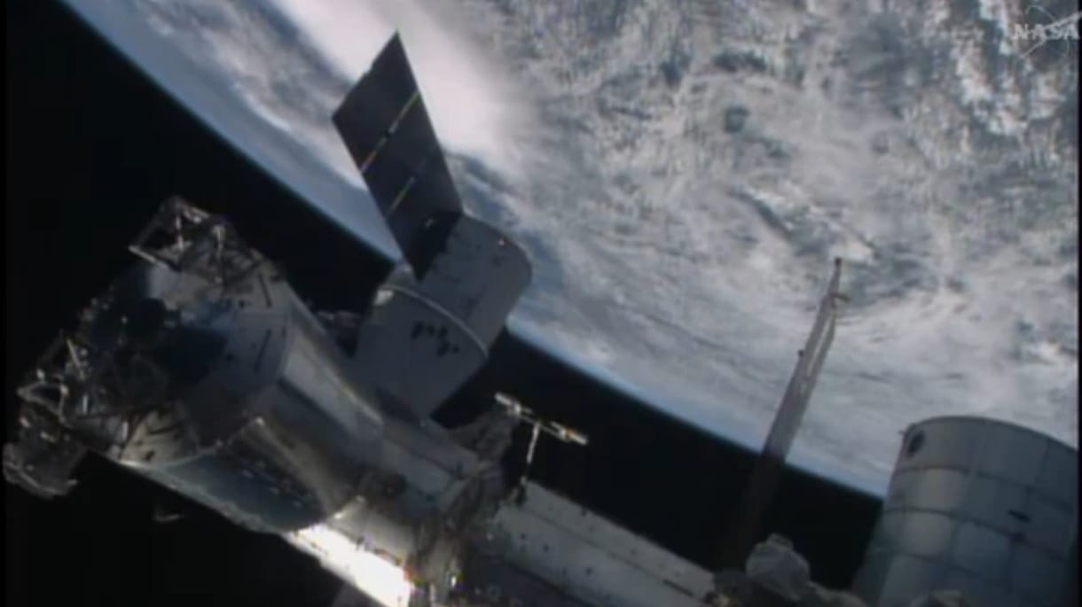Célba ért a SpaceX Dragon teherűrhajó