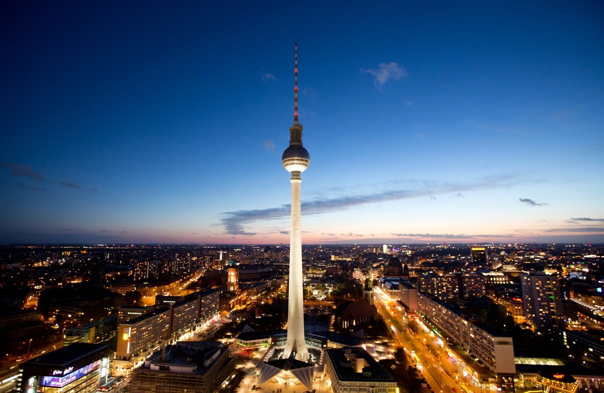Késsel támadtak egy férfira egy berlini villamoson, a támadó szökésben van