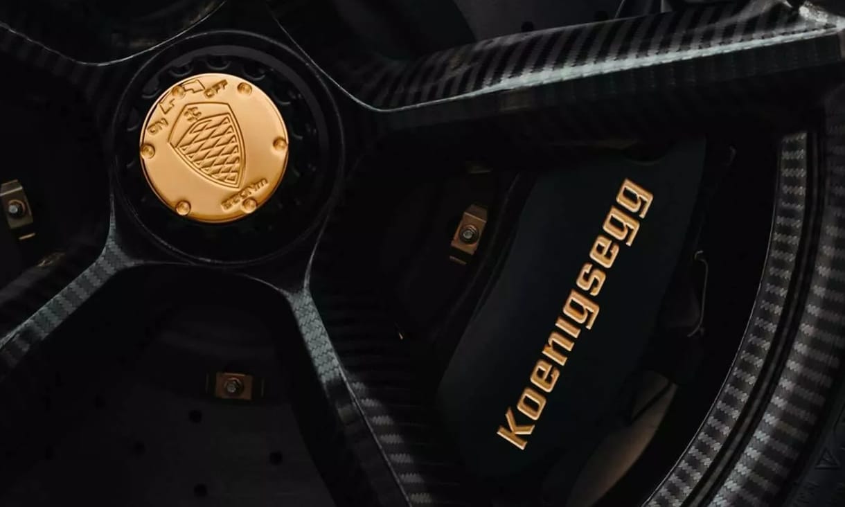 24 karátos arany csillog a legújabb 1600 lóerős Koenigsegg hiperautón