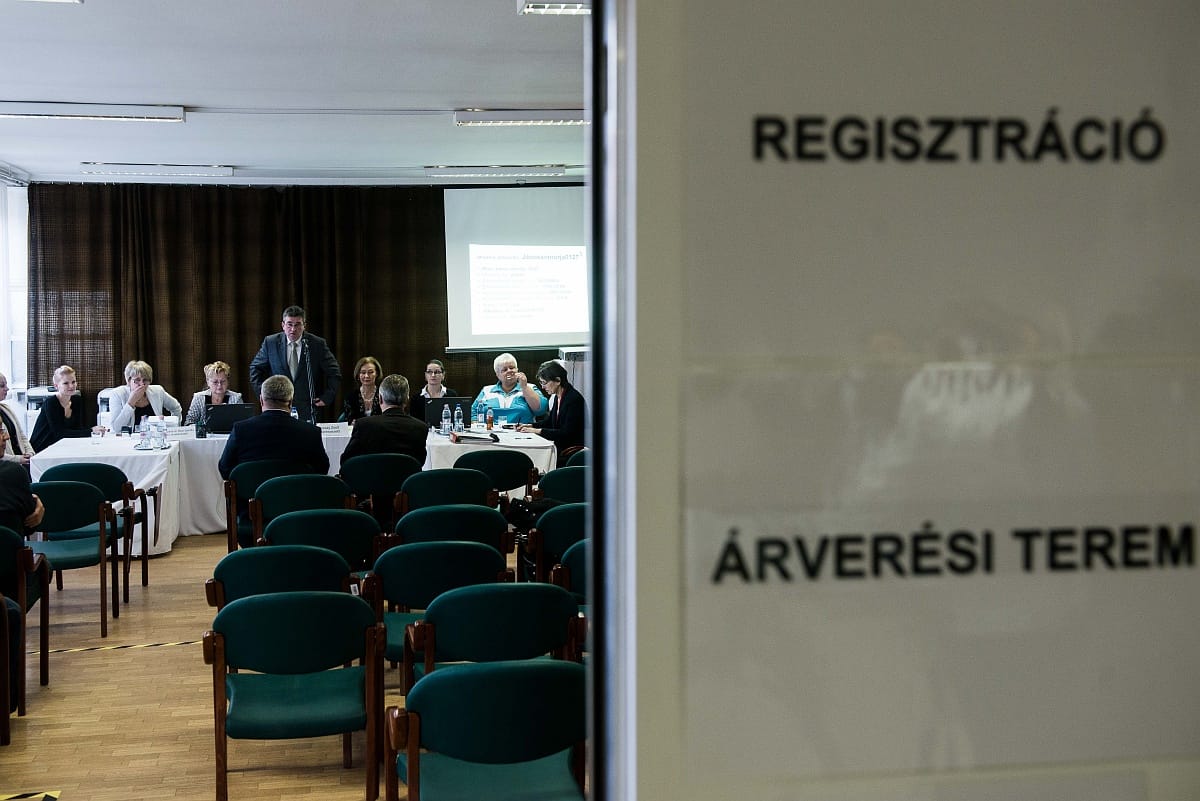Paks II. volt vezérének óvónő felesége ötszázmillióért vett földet