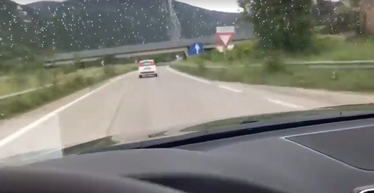 200 km/h-val repesztett a BMW, de nem érte utol a Fiat Pandát – videó