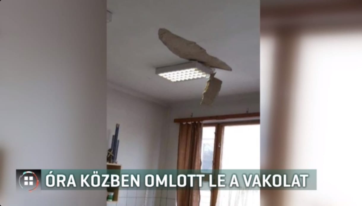 Óra közben szakadt le a vakolat egy gödi iskolában