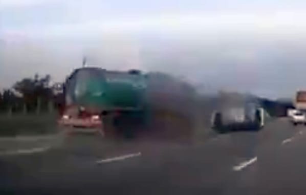 Elaludt a sofőr, hatalmas baleset lett a vége – videó