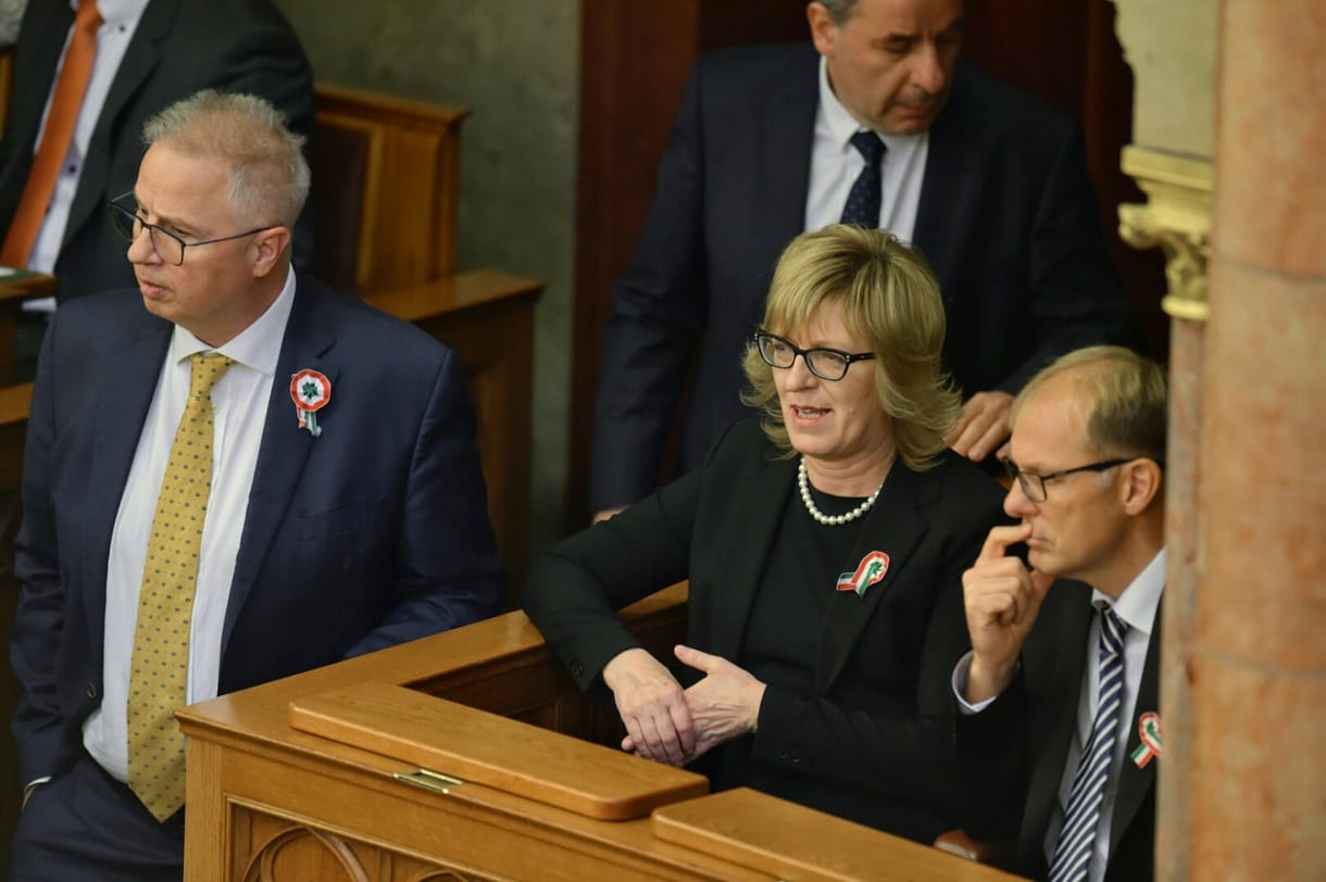 A bírókat döntésre kényszerítik: a lelkiismeretükre vagy Handóra hallgatnak