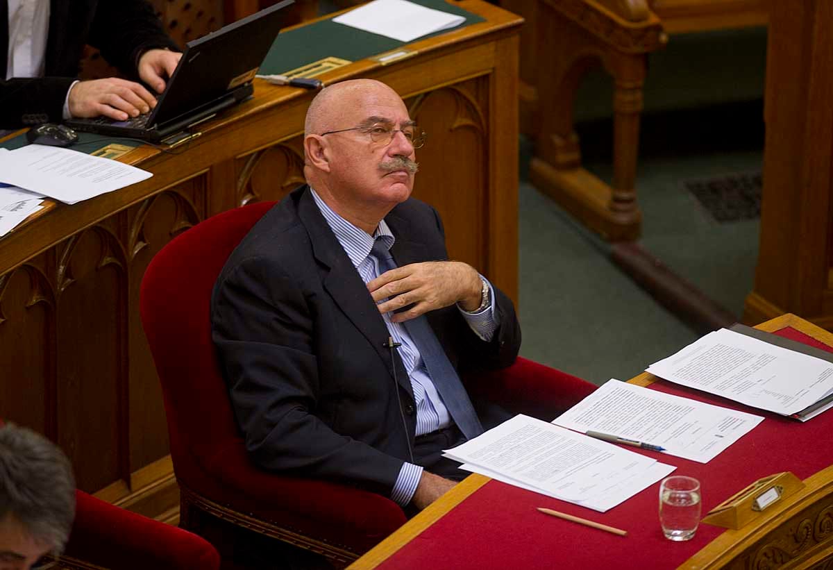 Martonyi: nem kerülhet sor a jegybanktörvény visszavonására