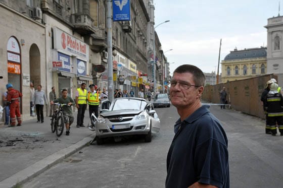A nap képe: a férfi, akinek a kocsiját szétpréselte a daru