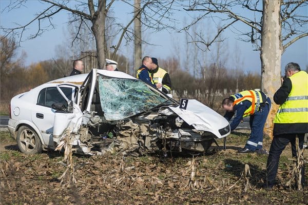 Fotó: szinte megsemmisült az apagyi balesetben részt vevő autó