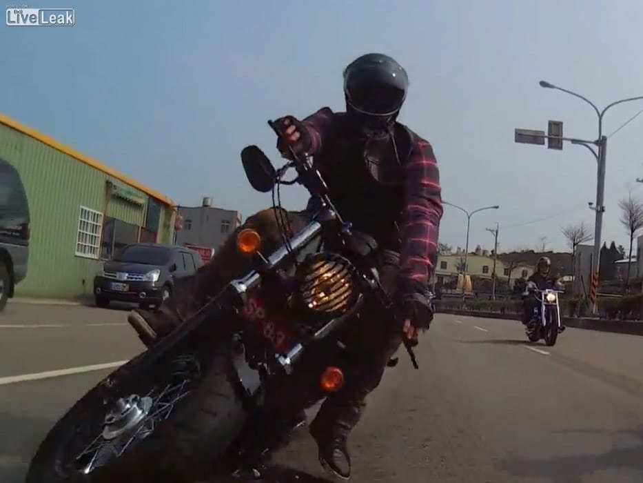 Ilyen közeli videó ritkán készül motorosbalesetről